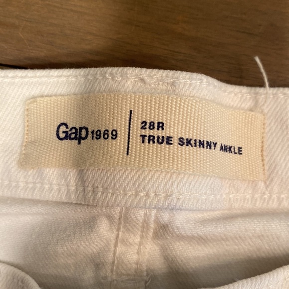 GAP 1969 Women’s white True Skinny Ankle jeans. Frayed hem. Size 28. - Picture 6 of 7